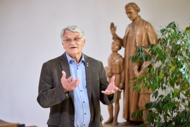 Pater Norbert Schützner vor Don Bosco Statue