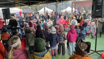 Viele Kinder und Eltern beim Singen auf dem Nikolausmarkt.jpg