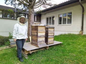 Imkerin Ines Zirnbauer am Bienenstock