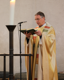 Pater Rainer Reitmaier bei der Predigt in der Pfarrkirche St. Wolfgang