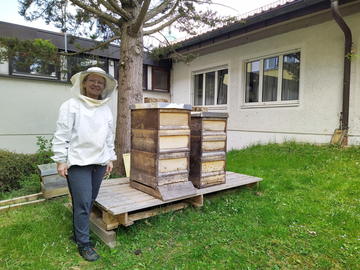 Imkerin Ines Zirnbauer am Bienenstock